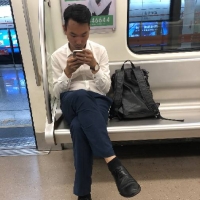 地铁偷拍皮鞋黑袜