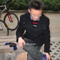 马路旁换锦纶丝袜