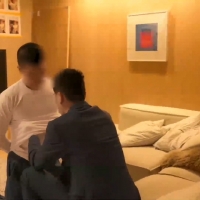 【在线】【国产】帅气龙少s调教丝袜奴，舔丝袜脚超赞