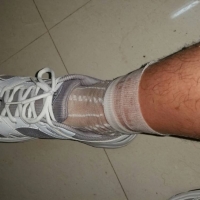 下雨了，下半身淋湿了，丝袜从外湿到里了