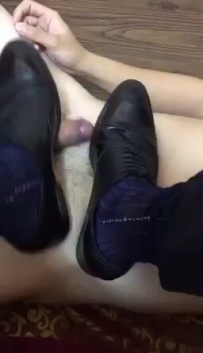 踩射