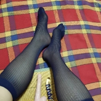 你们想看我把那个插进逼里呢？