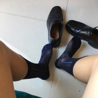 下班回家，脱得只剩脚上的袜子